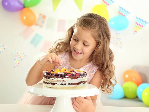 Menina bonita com bolo de aniversário — Fotografia de Stock