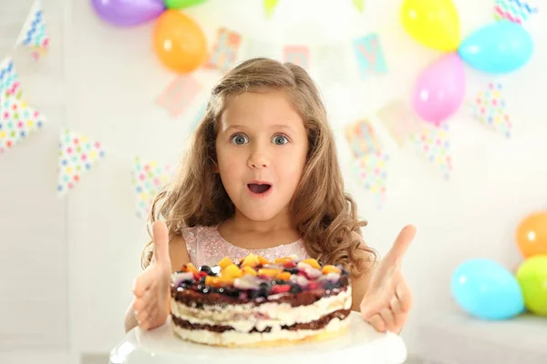 Niña Divertida Con Pastel Cumpleaños Casa — Foto de Stock