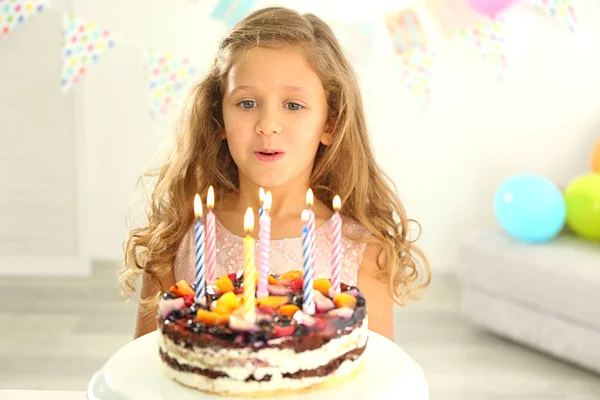 Niña Divertida Con Pastel Cumpleaños Casa — Foto de Stock