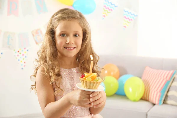 Linda Niña Con Pastel Cumpleaños Casa — Foto de Stock