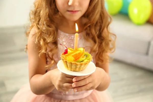 Menina Bonito Com Bolo Aniversário Vista Perto — Fotografia de Stock