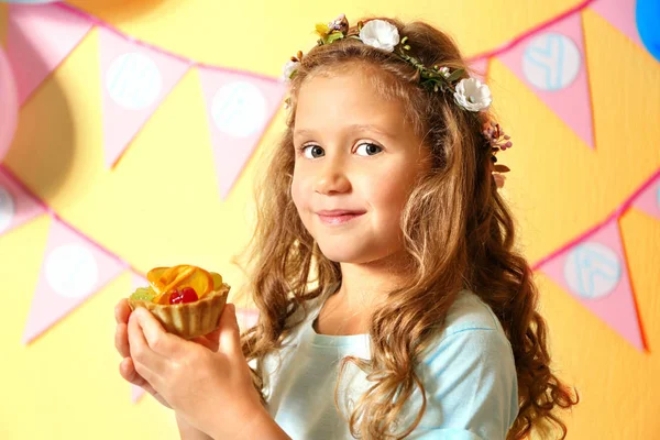 Leuke Verjaardag Meisje Met Lekkere Taart Thuis — Stockfoto