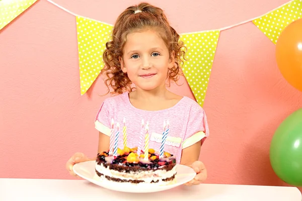 Αστείο Μικρό Κορίτσι Τούρτα Γενεθλίων Στο Σπίτι — Φωτογραφία Αρχείου
