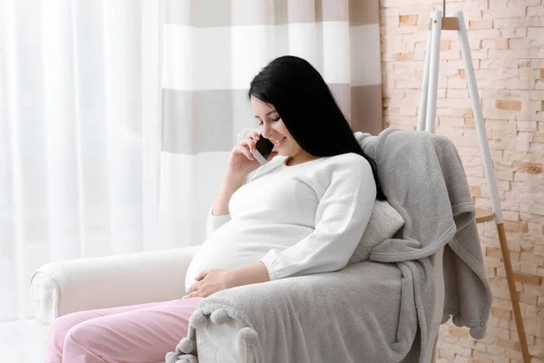 Jonge zwangere vrouw — Stockfoto