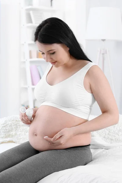 Young pregnant woman — Stock Photo, Image