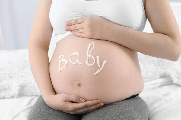 Donna incinta con crema nutriente — Foto Stock