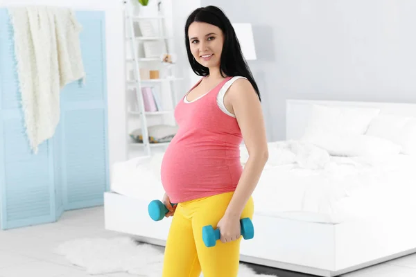 Młoda kobieta w ciąży — Zdjęcie stockowe