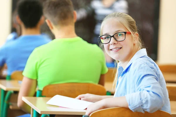 Estudiante con grupo de compañeros de clase — Foto de Stock