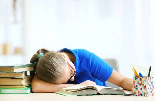 Estudiante cansado de estudiar — Foto de Stock