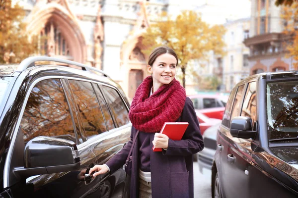 Young beautiful businesswoman — Stock Photo, Image