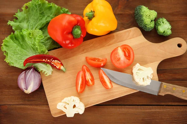 Verduras frescas y cuchillo — Foto de Stock