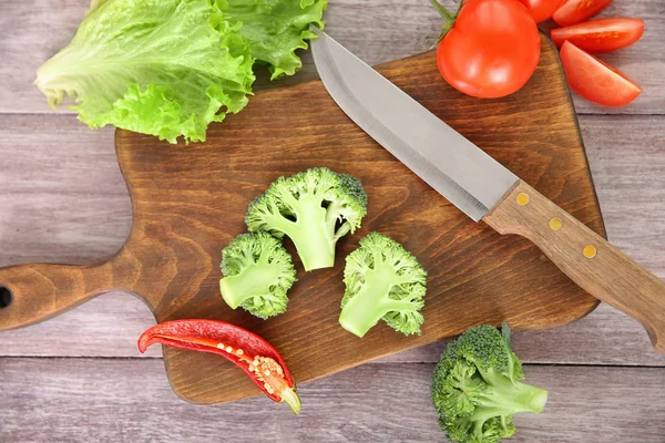 Frisches Gemüse und Messer — Stockfoto