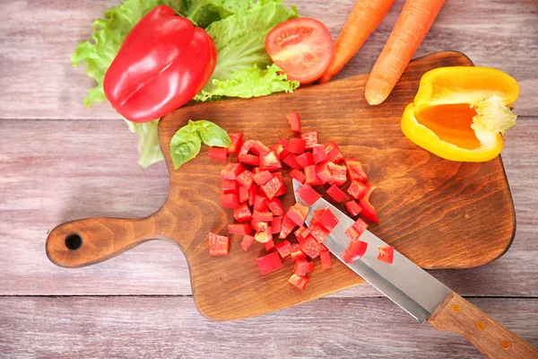 新鲜的蔬菜和刀 — 图库照片