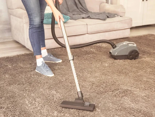 Cleaner Hoovering Carpet Room — Stock Photo, Image