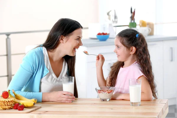 母亲和女儿在厨房吃健康早餐 — 图库照片