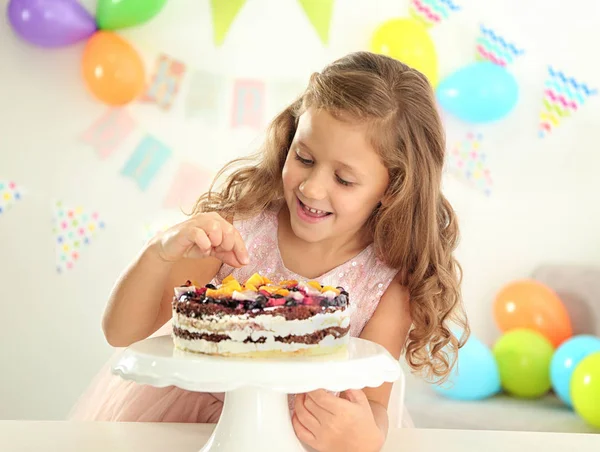 Doğum günü pastası ile güzel kız Stok Resim