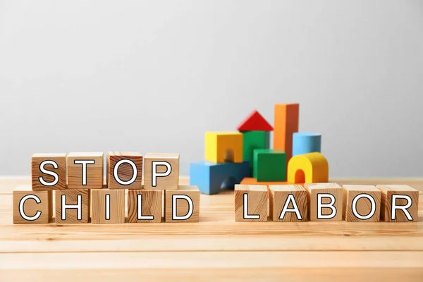 Cubos com palavras param o trabalho infantil — Fotografia de Stock
