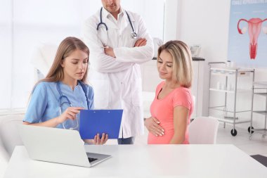 Jinekoloji konsültasyonu. Klinikteki doktoruna hamile bir kadın.