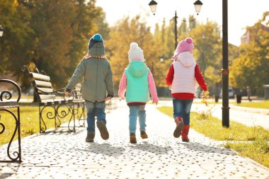 Grup eğleniyor çocuk parkta yürüyüş