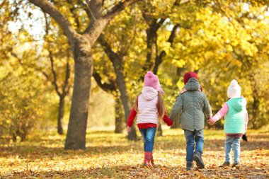 Mutlu çocuk güzel sonbahar Park'ta dinlenme grup