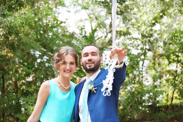 Beautiful Bridesmaid Groomsman Park — Stock Photo, Image