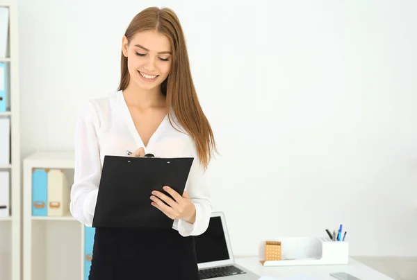 Jeune Femme Attrayante Tenant Presse Papiers Dans Bureau — Photo