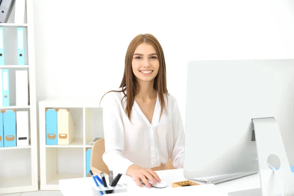 Young Beautiful Woman Sitting Table Office — Stock Photo, Image