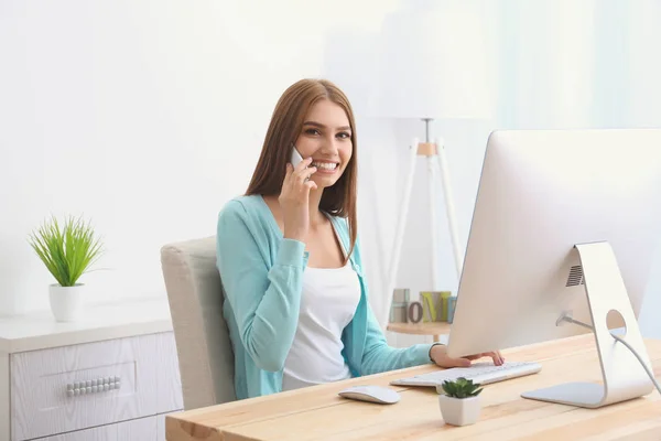 Ung Affärskvinna Sitter Vid Office Bord Och Tal Mobiltelefon — Stockfoto