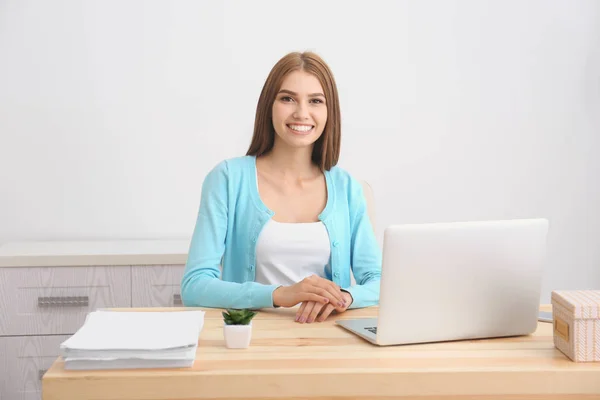 Giovane donna attraente — Foto Stock