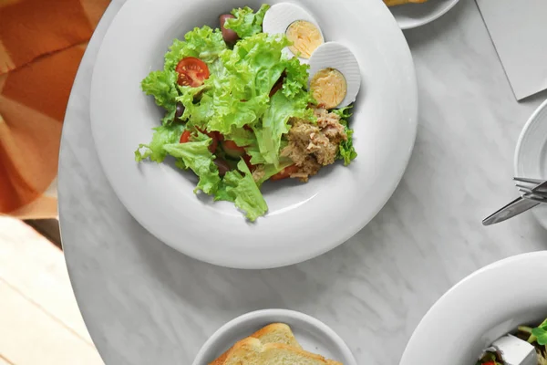 Смачний салат у білій тарілці — стокове фото