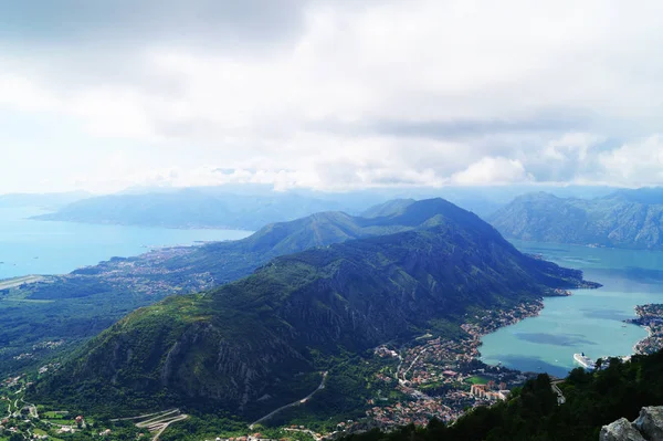 Güzel dağ görünümünden