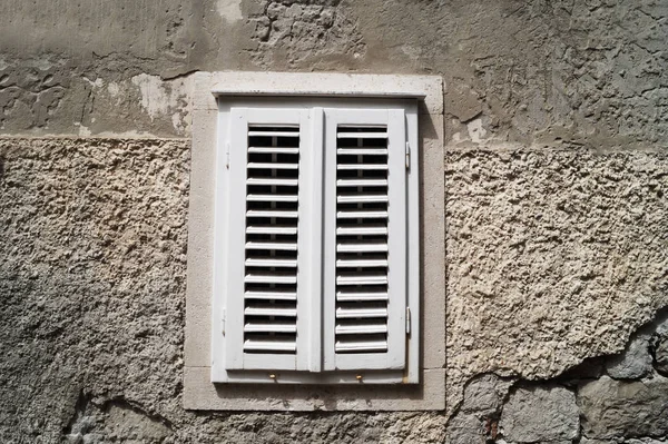 Vieja ventana de madera — Foto de Stock