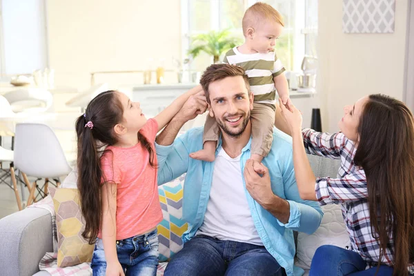 Glückliche Familie entspannt sich am Wochenende zu Hause — Stockfoto