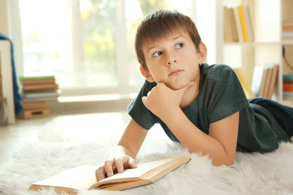 Schoolboy leitura livro — Fotografia de Stock