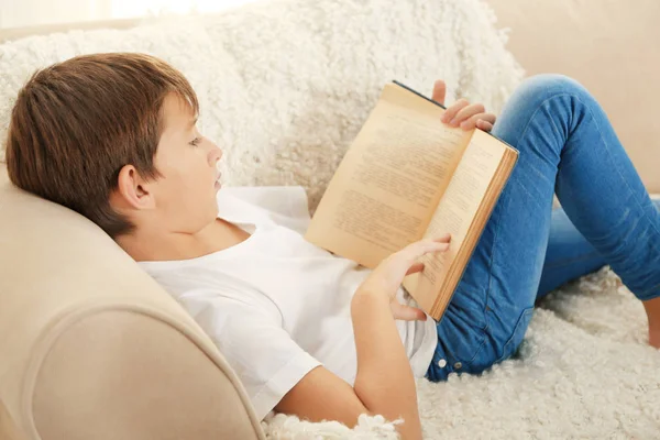 Skolpojke läsa bok — Stockfoto