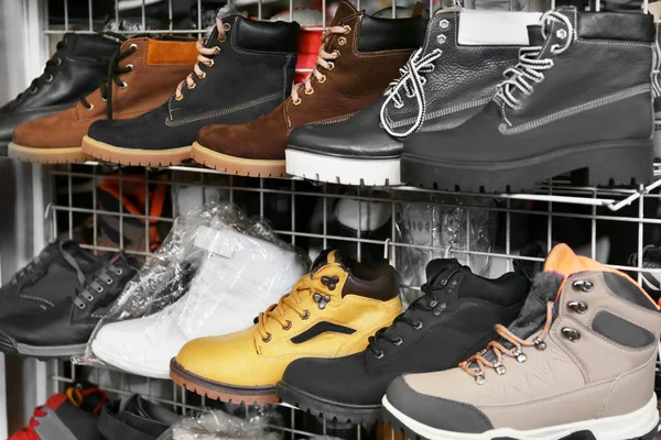 Sapatos em prateleiras na loja — Fotografia de Stock