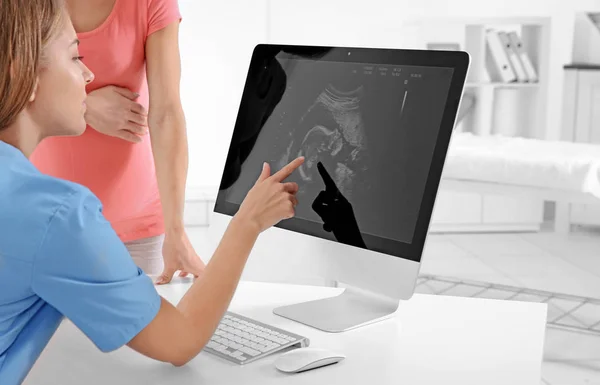 Kadın Hastalıkları Danışma Doktor Gösteren Ultrason Resmini Hamile Kadına — Stok fotoğraf