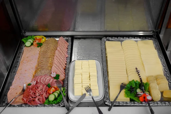 Сыр и колбаски — стоковое фото