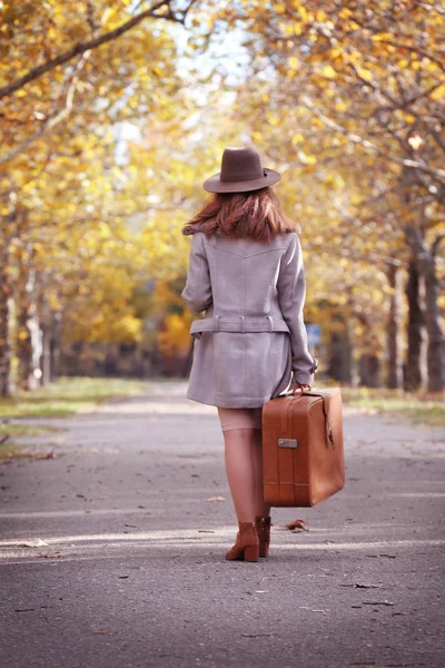 Bavullu genç kadın.