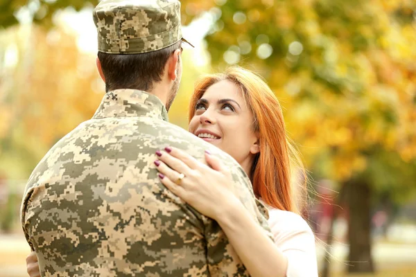 Soldat réuni avec femme — Photo