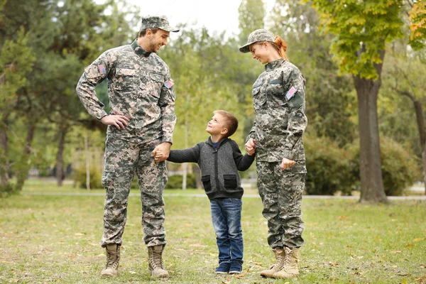 Família militar reunida — Fotografia de Stock