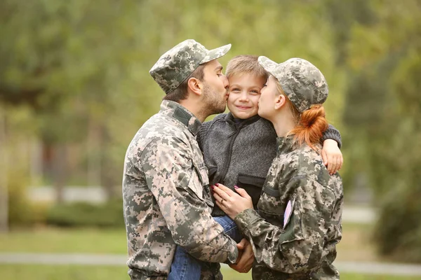 Familia militar reunida — Foto de Stock