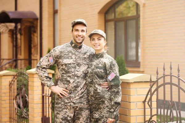 Military couple reunited — Stock Photo, Image