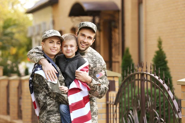 Militärfamilie wieder vereint — Stockfoto