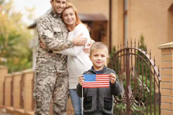 Soldat réuni avec sa famille — Photo