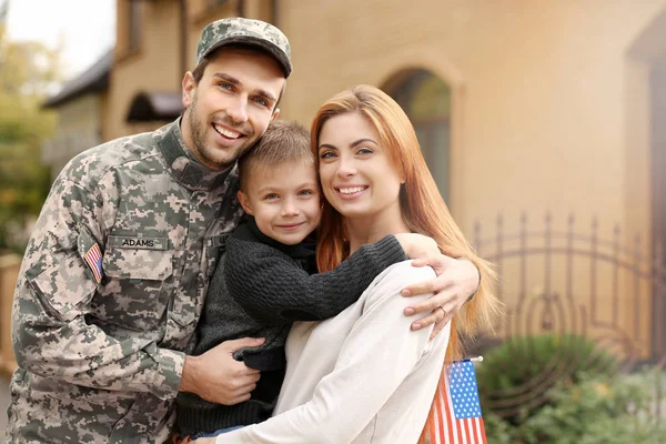 Soldat wieder mit Familie vereint — Stockfoto