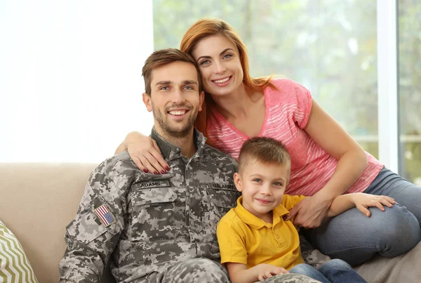 Soldado reunido com a família — Fotografia de Stock