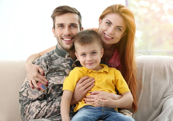 Soldier reunited with family — Stock Photo, Image