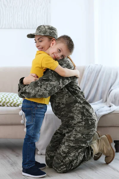 Soldat wieder mit Familie vereint — Stockfoto