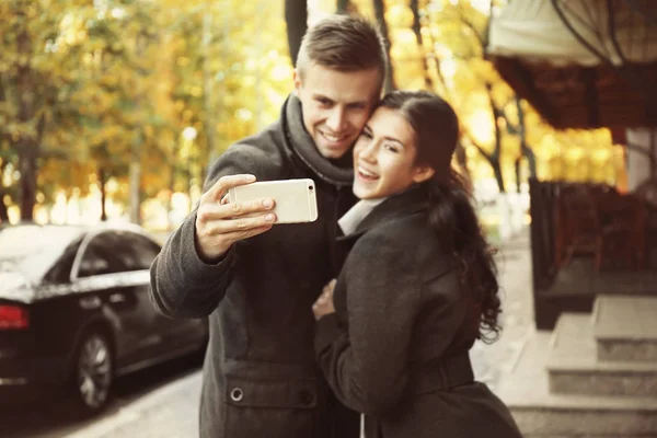 Bonito jovem casal — Fotografia de Stock